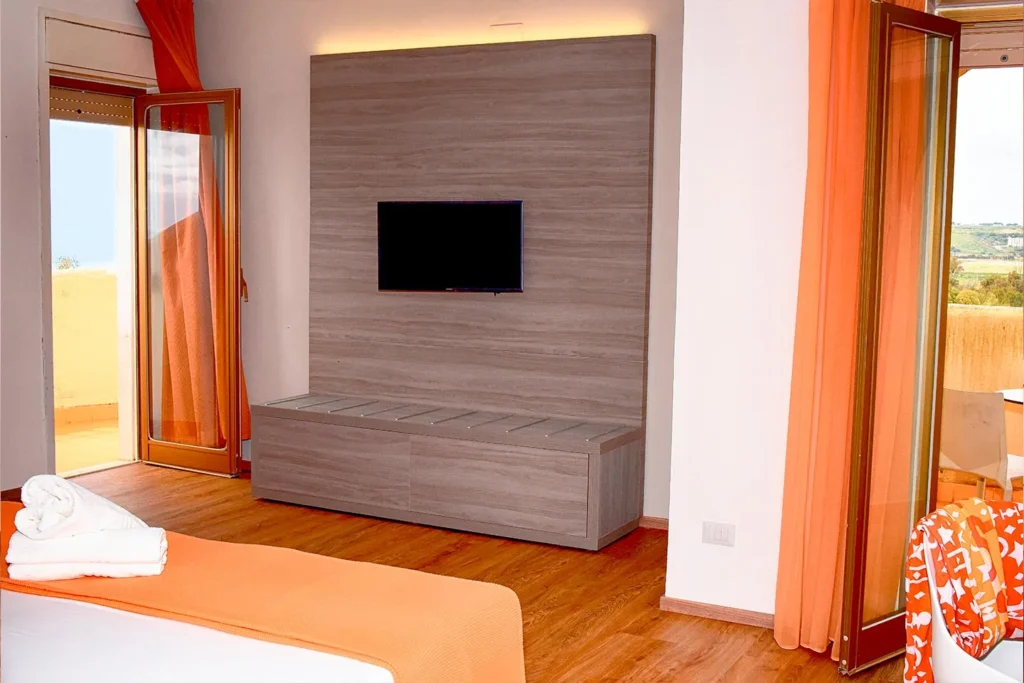 Camera con televisore e accesso al balcone
