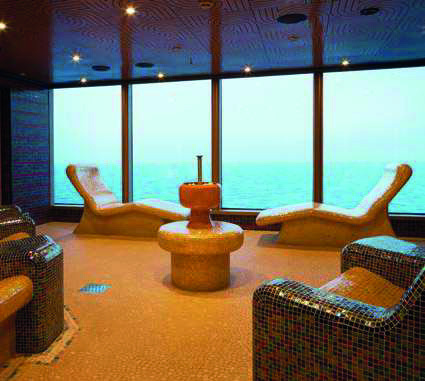 Sala relax con finestre e sedute.