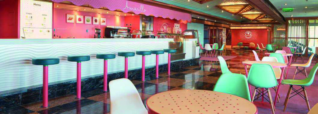 Bar con tavoli e sedie colorate.