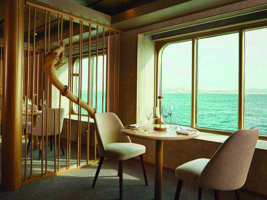 Vista panoramica da un ristorante su una nave.
