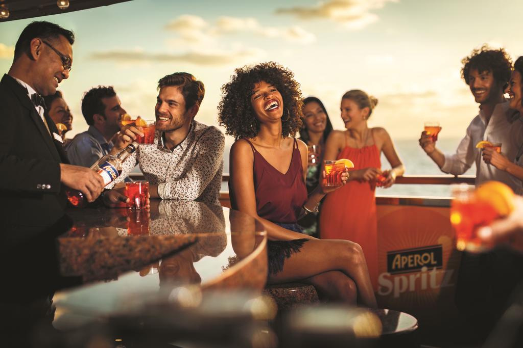 Gruppo di persone che sorseggiano bevande.