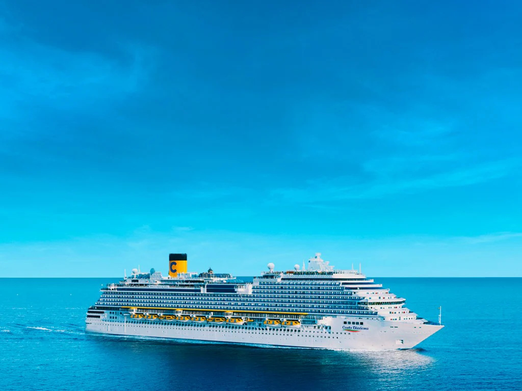 Vista di una nave da crociera su un mare blu.