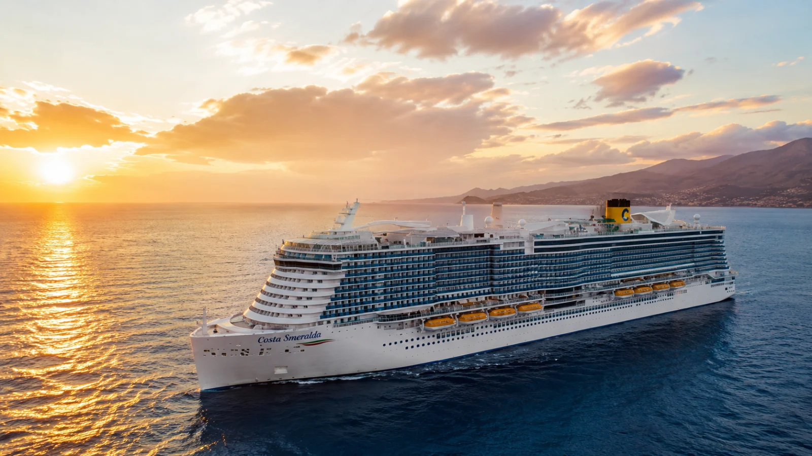 Costa Smeralda in navigazione nel Mediterraneo al tramonto durante una crociera invernale.