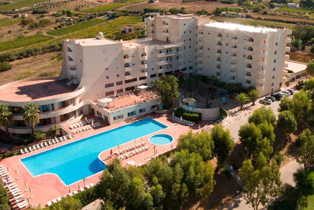 Veduta aerea dell'edificio e della piscina