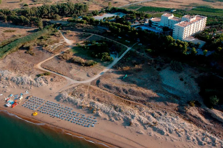 Veduta aerea del resort e della spiaggia