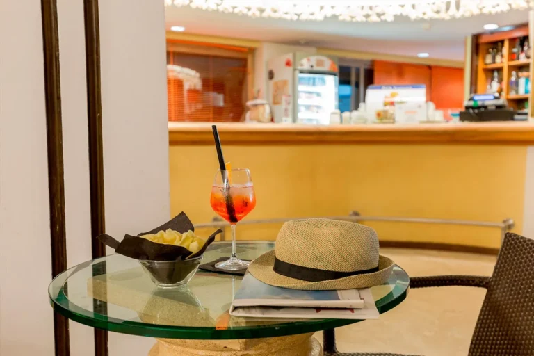 Aperitivo davanti al bar