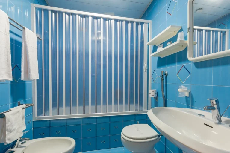 Bagno con vasca e rivestimenti azzurri