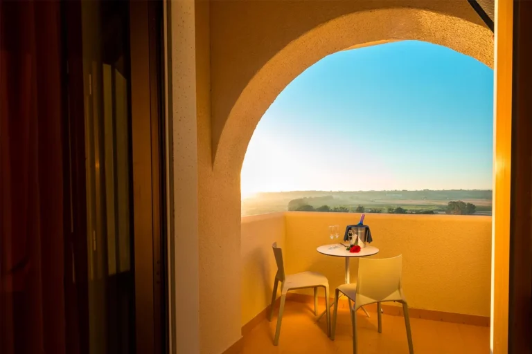 Balcone arredato al tramonto