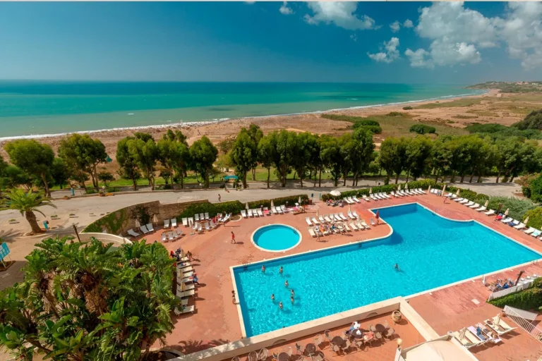 Piscina del resort affacciata sul mare