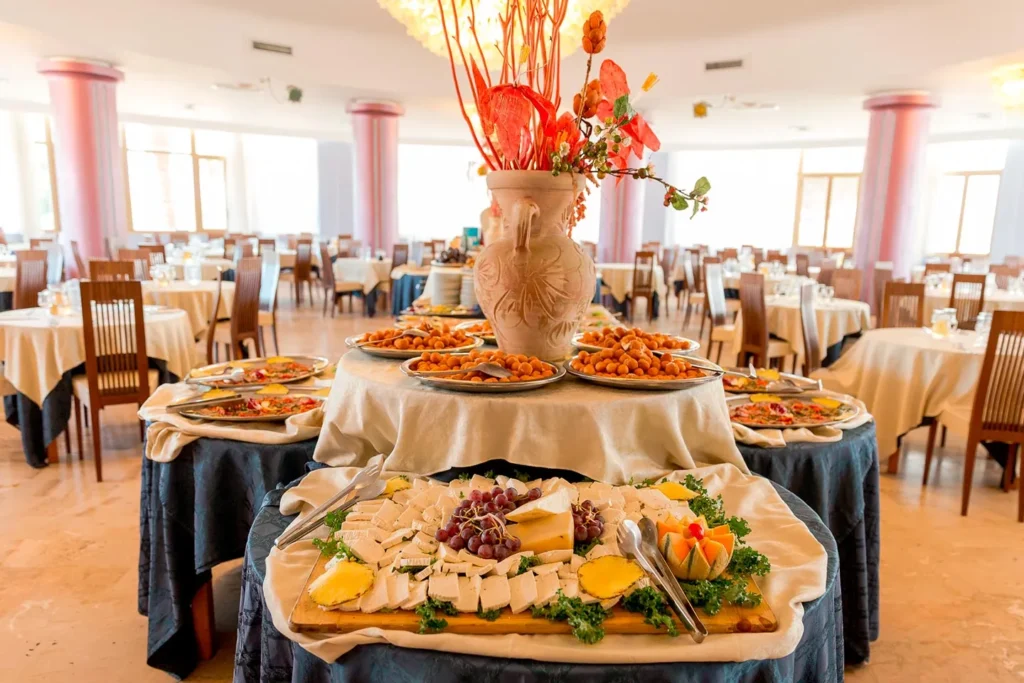 Sala ristorante con buffet
