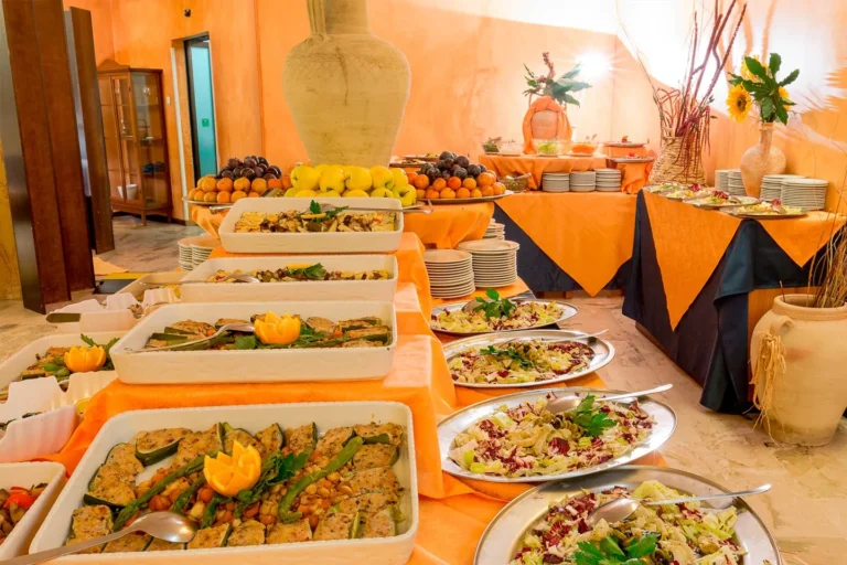 Buffet di pietanze e insalate