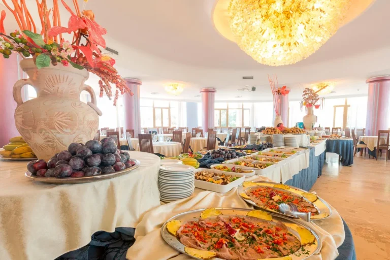 Buffet nella sala ristorante