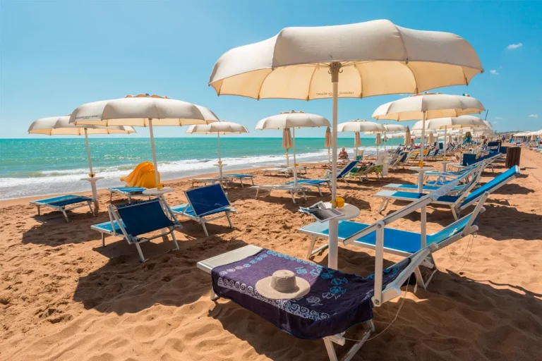 Lettini e ombrelloni sulla spiaggia