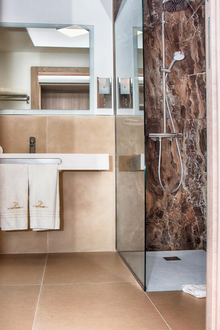 Bagno moderno con ampia doccia