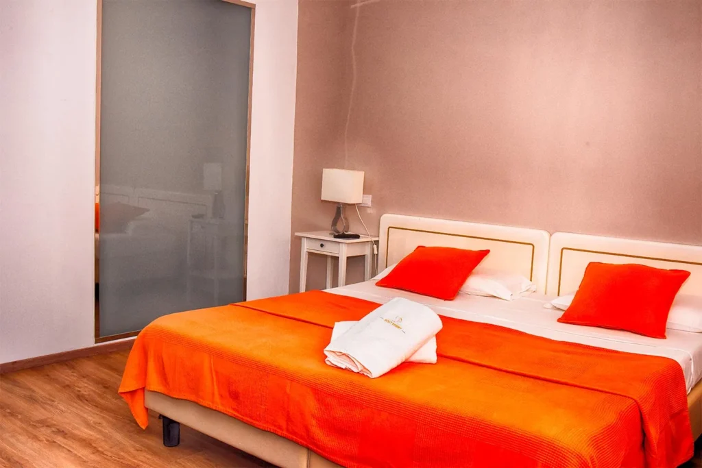 Camera rinnovata con letto matrimoniale